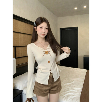 Női V-nyakú hosszú ujjú T-shirt 3D virág dísz a vállon, poliészter, 2025 ősz