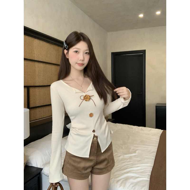 Női V-nyakú hosszú ujjú T-shirt 3D virág dísz a vállon, poliészter, 2025 ősz