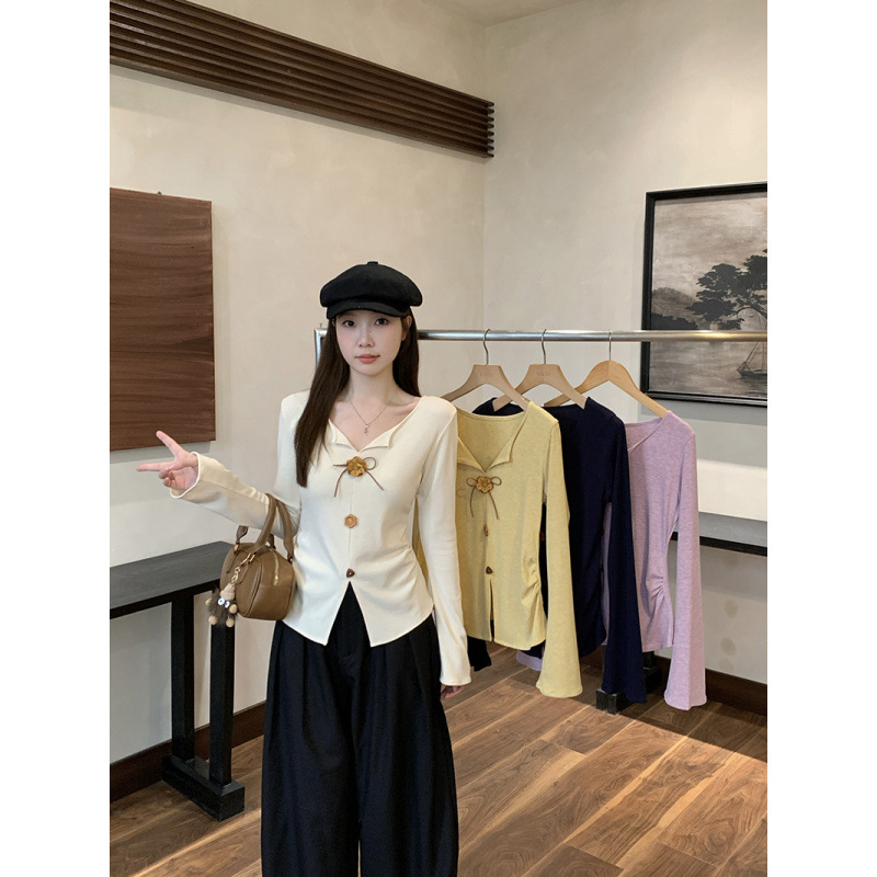 Női V-nyakú hosszú ujjú T-shirt 3D virág dísz a vállon, poliészter, 2025 ősz