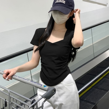 Rövid ujjú póló négyzetes nyakkal, paneles dizájn, poliészter 70–80%, karcsú fazon