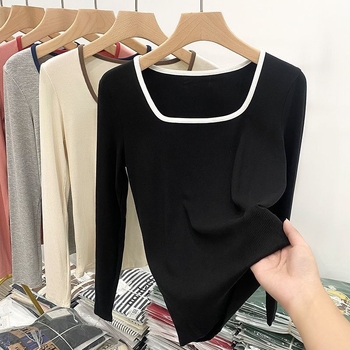 Hosszú ujjú koreai stílusú T-shirt slim fit, négyzetes gallér, színben harmonizáló mintázat