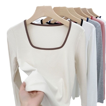 Hosszú ujjú koreai stílusú T-shirt slim fit, négyzetes gallér, színben harmonizáló mintázat