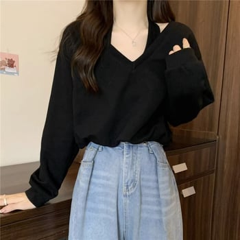 Oversize koreai stílusú V-nyakú póló hímzéssel, viszkóz alapanyagból