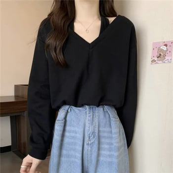 Oversize koreai stílusú V-nyakú póló hímzéssel, viszkóz alapanyagból