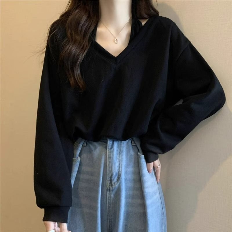 Oversize koreai stílusú V-nyakú póló hímzéssel, viszkóz alapanyagból