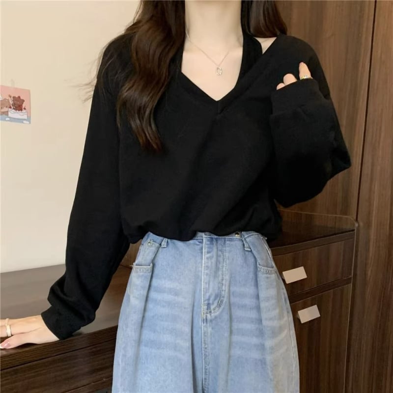 Oversize koreai stílusú V-nyakú póló hímzéssel, viszkóz alapanyagból