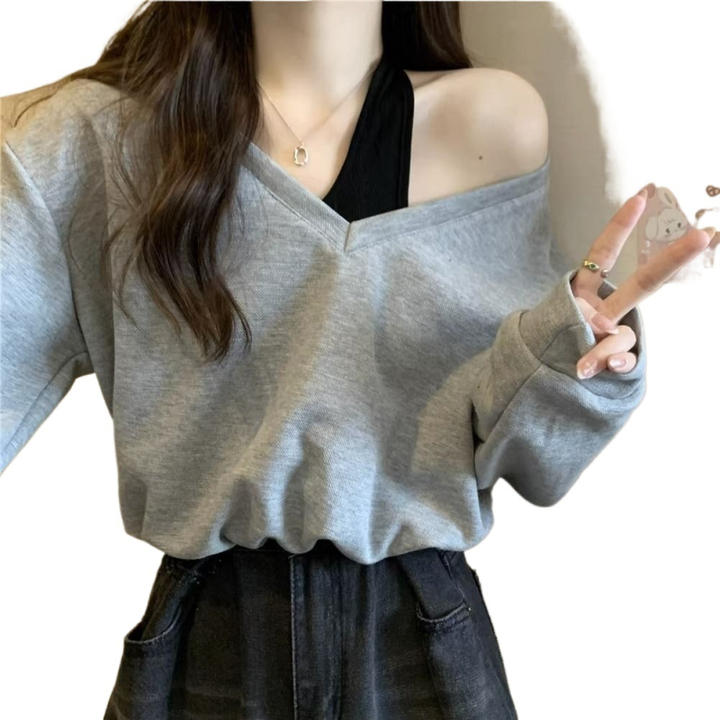 Oversize koreai stílusú V-nyakú póló hímzéssel, viszkóz alapanyagból