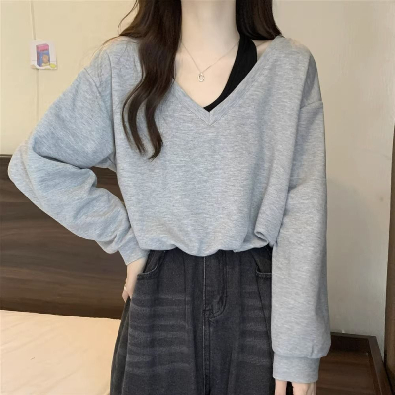 Oversize koreai stílusú V-nyakú póló hímzéssel, viszkóz alapanyagból