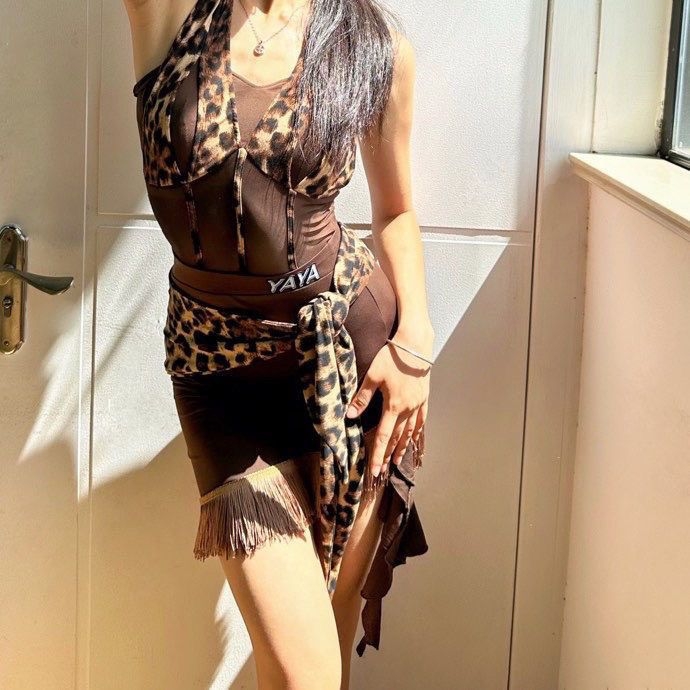 Latino plesni kostim s leopard uzorkom od mrežaste tkanine, halter vrat, leđa bez, odvojeni komplet — kordurojni materijal, lan 91–95% (Brand Xiati)