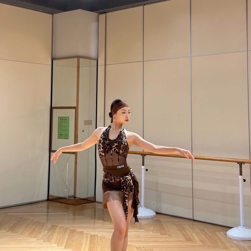 Latino plesni kostim s leopard uzorkom od mrežaste tkanine, halter vrat, leđa bez, odvojeni komplet — kordurojni materijal, lan 91–95% (Brand Xiati)