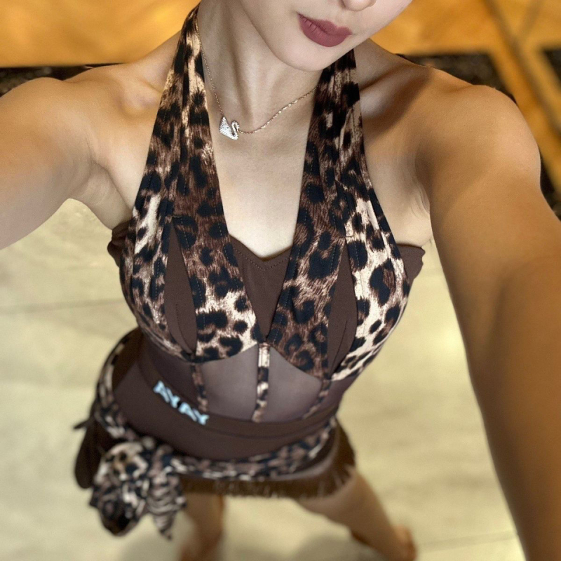 Latino plesni kostim s leopard uzorkom od mrežaste tkanine, halter vrat, leđa bez, odvojeni komplet — kordurojni materijal, lan 91–95% (Brand Xiati)