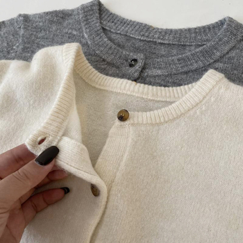 Cardigan džemper s okruglim izrezom, dugim rukavima, udoban kroj, akrilna smjesa, duljina 50–65 cm