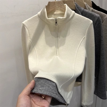 Derong anyagú női T‑shirt, álló gallér, hosszú ujjú, karcsú szabás, poliészter anyag, ősz 2025