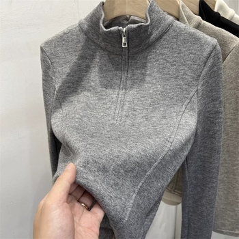 Derong anyagú női T‑shirt, álló gallér, hosszú ujjú, karcsú szabás, poliészter anyag, ősz 2025