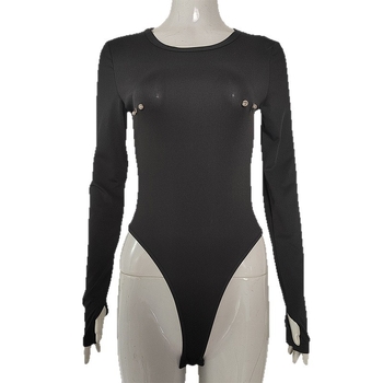 Hosszú ujjú overál kapucnival, fém díszítésekkel, egyszínű poliészter ≥95%, karcsú fazon