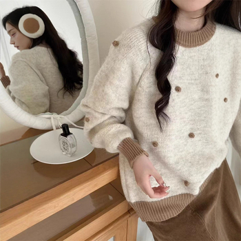 Koreai stílusú puha, lazán kötött női pulóver kerek nyakkal, hullám mintázattal és pompon részletekkel, vastag kötés