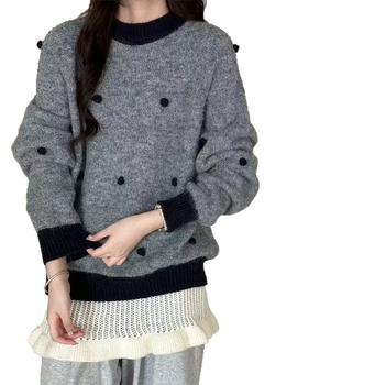 Koreai stílusú puha, lazán kötött női pulóver kerek nyakkal, hullám mintázattal és pompon részletekkel, vastag kötés