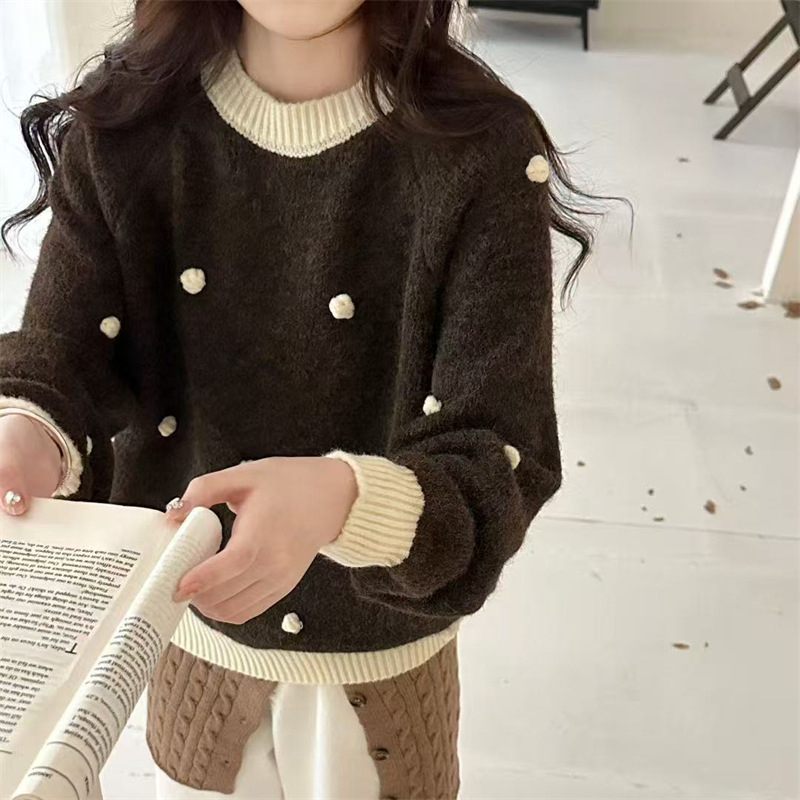 Koreai stílusú puha, lazán kötött női pulóver kerek nyakkal, hullám mintázattal és pompon részletekkel, vastag kötés