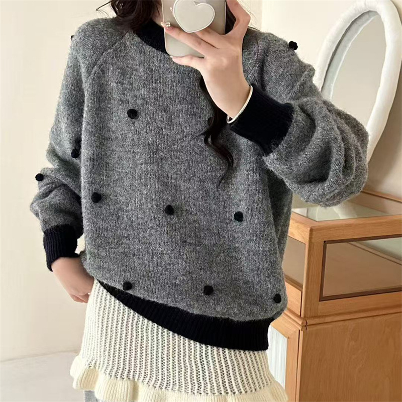 Koreai stílusú puha, lazán kötött női pulóver kerek nyakkal, hullám mintázattal és pompon részletekkel, vastag kötés