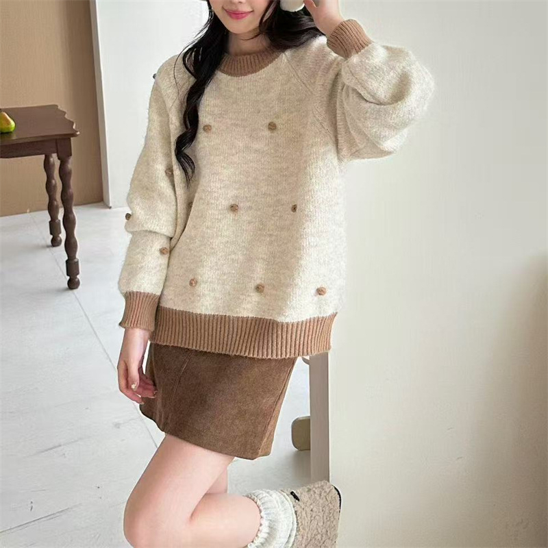 Koreai stílusú puha, lazán kötött női pulóver kerek nyakkal, hullám mintázattal és pompon részletekkel, vastag kötés