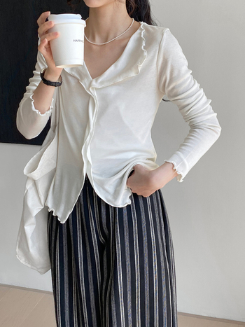 Női alapréteg felső V-nyakú és fodros szegéllyel, bőrbarát és puha – E3110; Lyocell 30–50%, selyem <30%, egyszínű minta, hosszú ujjú