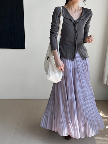 Női alapréteg felső V-nyakú és fodros szegéllyel, bőrbarát és puha – E3110; Lyocell 30–50%, selyem <30%, egyszínű minta, hosszú ujjú