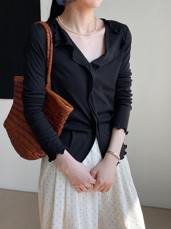 Női alapréteg felső V-nyakú és fodros szegéllyel, bőrbarát és puha – E3110; Lyocell 30–50%, selyem <30%, egyszínű minta, hosszú ujjú