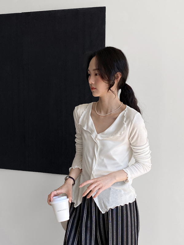 Női alapréteg felső V-nyakú és fodros szegéllyel, bőrbarát és puha – E3110; Lyocell 30–50%, selyem <30%, egyszínű minta, hosszú ujjú