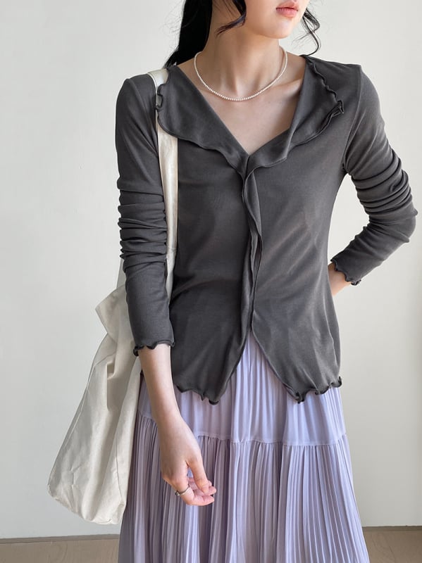 Női alapréteg felső V-nyakú és fodros szegéllyel, bőrbarát és puha – E3110; Lyocell 30–50%, selyem <30%, egyszínű minta, hosszú ujjú