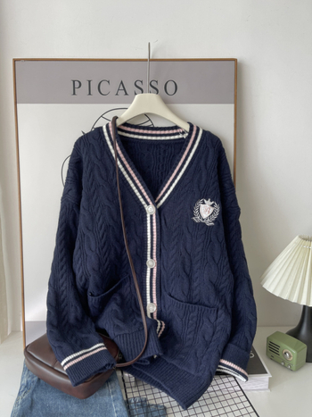 Kollégiumi stílusú V-nyakú kötött kardigán hímzéssel, jacquard mintával, őszi-téli, viszkóz-poliészter keverék, hosszú ujjú, normál hossz