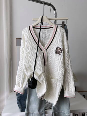 Kollégiumi stílusú V-nyakú kötött kardigán hímzéssel, jacquard mintával, őszi-téli, viszkóz-poliészter keverék, hosszú ujjú, normál hossz