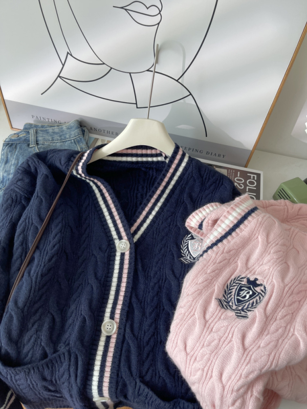 Kollégiumi stílusú V-nyakú kötött kardigán hímzéssel, jacquard mintával, őszi-téli, viszkóz-poliészter keverék, hosszú ujjú, normál hossz