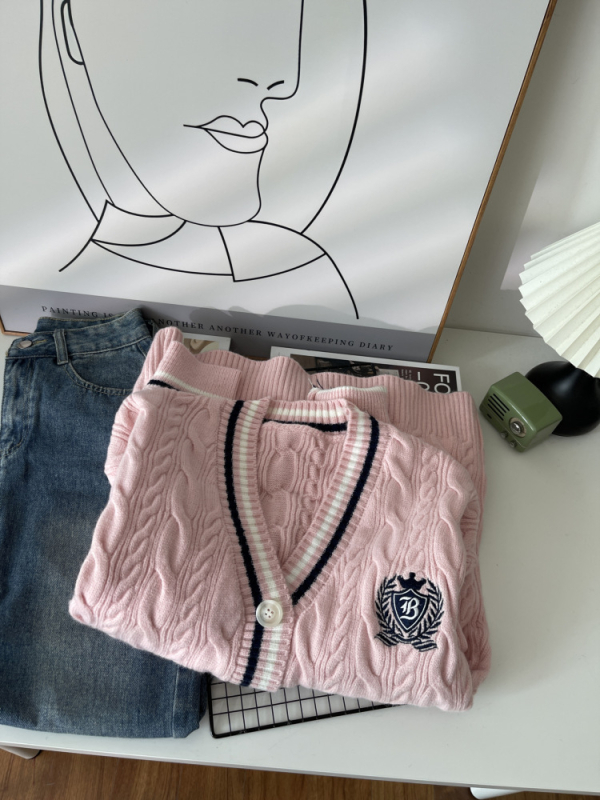 Kollégiumi stílusú V-nyakú kötött kardigán hímzéssel, jacquard mintával, őszi-téli, viszkóz-poliészter keverék, hosszú ujjú, normál hossz