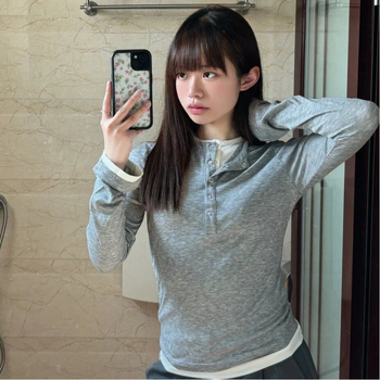 Női karcsúsított szabású hosszú ujjú T‑póló kettős hatású színblokkal, hímzett részletek, poliészter‑keverék anyag, fél nyitott gallér, őszi 2024