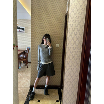 Női karcsúsított szabású hosszú ujjú T‑póló kettős hatású színblokkal, hímzett részletek, poliészter‑keverék anyag, fél nyitott gallér, őszi 2024