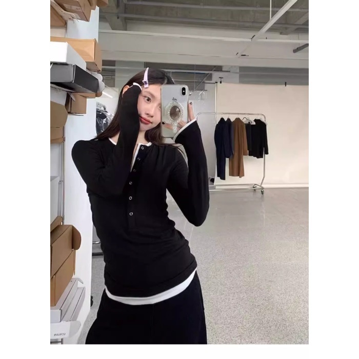 Női karcsúsított szabású hosszú ujjú T‑póló kettős hatású színblokkal, hímzett részletek, poliészter‑keverék anyag, fél nyitott gallér, őszi 2024