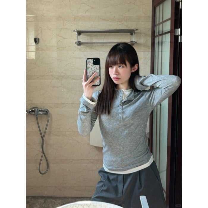 Női karcsúsított szabású hosszú ujjú T‑póló kettős hatású színblokkal, hímzett részletek, poliészter‑keverék anyag, fél nyitott gallér, őszi 2024