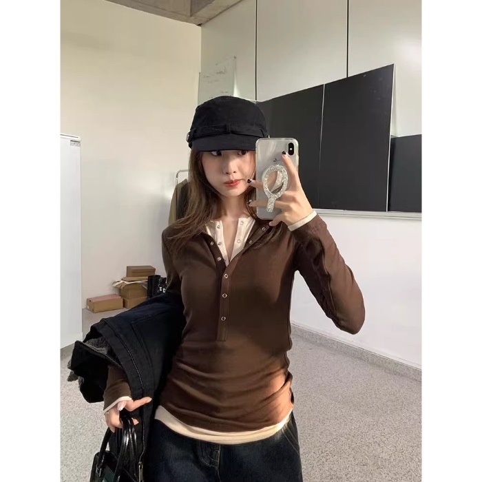 Női karcsúsított szabású hosszú ujjú T‑póló kettős hatású színblokkal, hímzett részletek, poliészter‑keverék anyag, fél nyitott gallér, őszi 2024