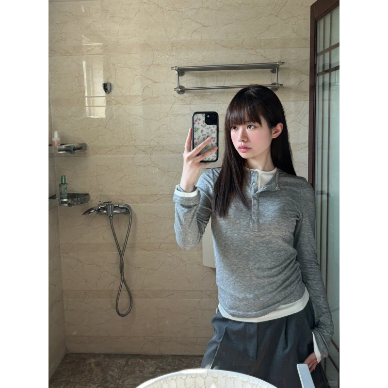 Női karcsúsított szabású hosszú ujjú T‑póló kettős hatású színblokkal, hímzett részletek, poliészter‑keverék anyag, fél nyitott gallér, őszi 2024