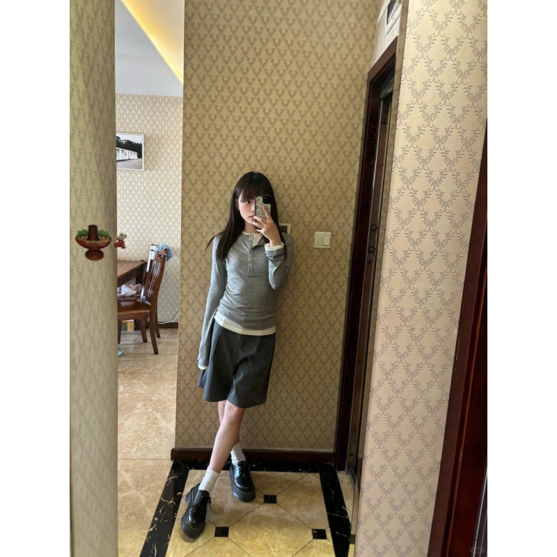 Női karcsúsított szabású hosszú ujjú T‑póló kettős hatású színblokkal, hímzett részletek, poliészter‑keverék anyag, fél nyitott gallér, őszi 2024