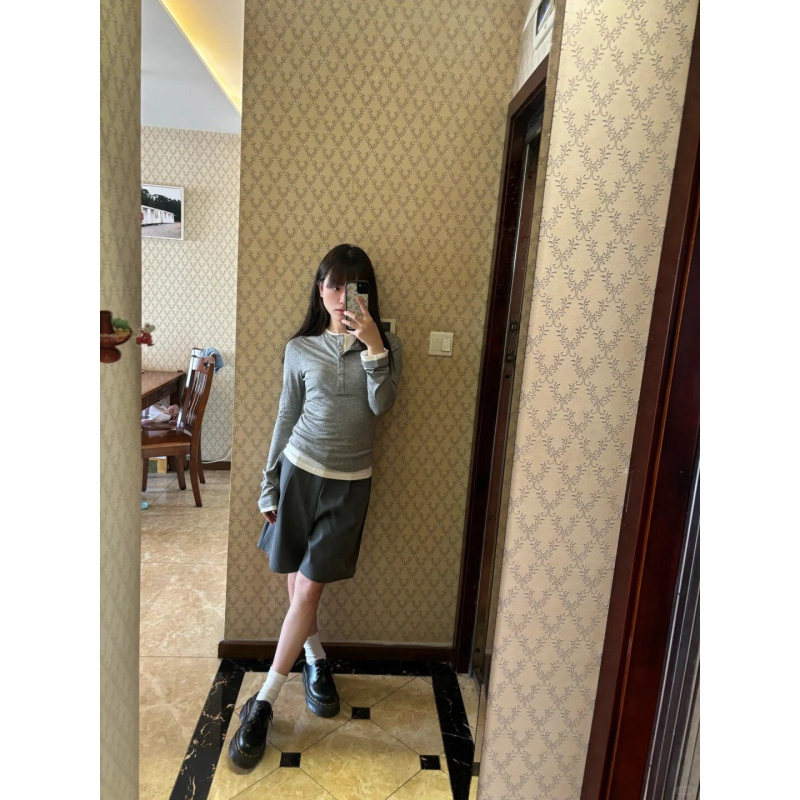 Női karcsúsított szabású hosszú ujjú T‑póló kettős hatású színblokkal, hímzett részletek, poliészter‑keverék anyag, fél nyitott gallér, őszi 2024