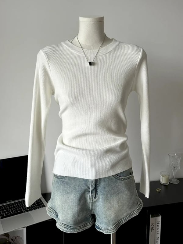 Női kereknyakú pulóver, karcsú fazon, hosszú ujjú, poliészter anyag