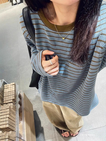 Laza szabású csíkos hosszú ujjú póló kerek nyakkal, kötött pamut-elasztán anyagból, japán-koreai laza stílus, ősz 2025