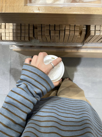 Laza szabású csíkos hosszú ujjú póló kerek nyakkal, kötött pamut-elasztán anyagból, japán-koreai laza stílus, ősz 2025