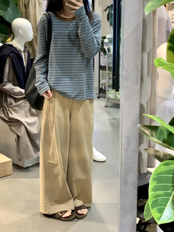 Laza szabású csíkos hosszú ujjú póló kerek nyakkal, kötött pamut-elasztán anyagból, japán-koreai laza stílus, ősz 2025