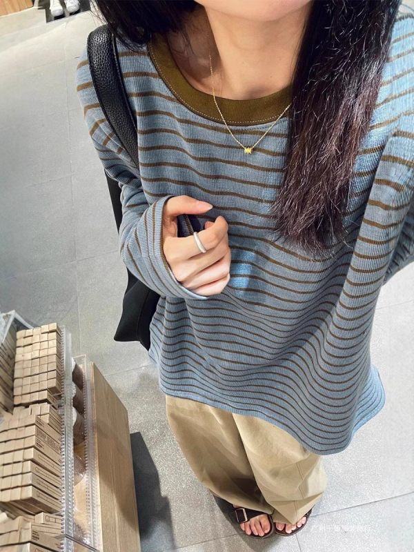 Laza szabású csíkos hosszú ujjú póló kerek nyakkal, kötött pamut-elasztán anyagból, japán-koreai laza stílus, ősz 2025