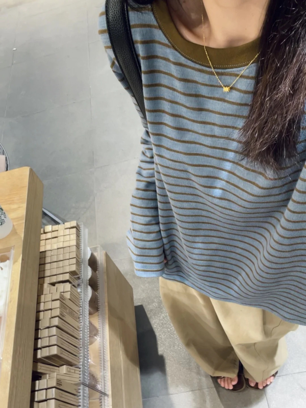 Laza szabású csíkos hosszú ujjú póló kerek nyakkal, kötött pamut-elasztán anyagból, japán-koreai laza stílus, ősz 2025