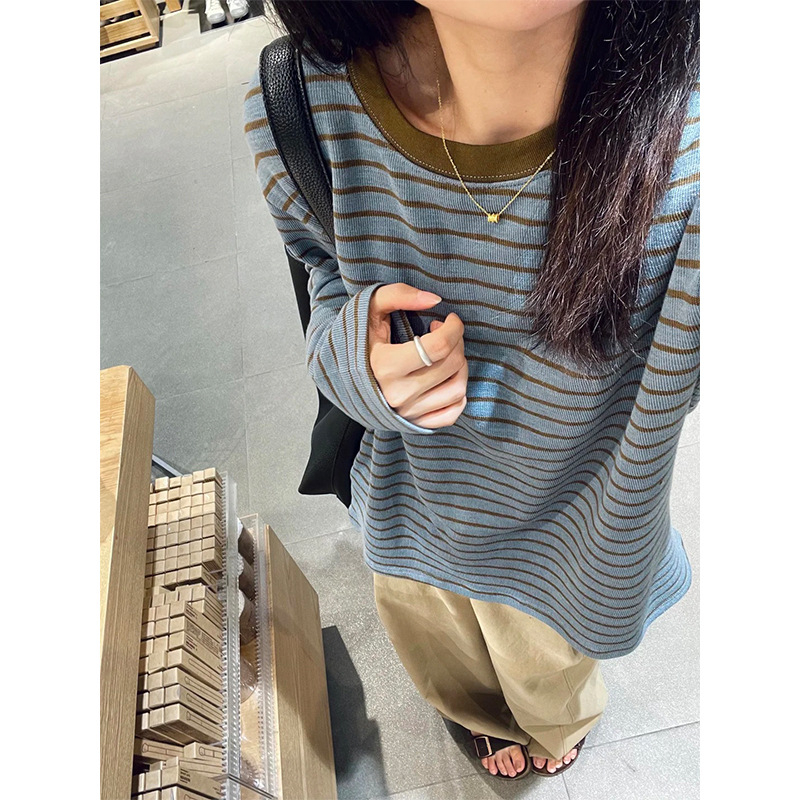 Laza szabású csíkos hosszú ujjú póló kerek nyakkal, kötött pamut-elasztán anyagból, japán-koreai laza stílus, ősz 2025