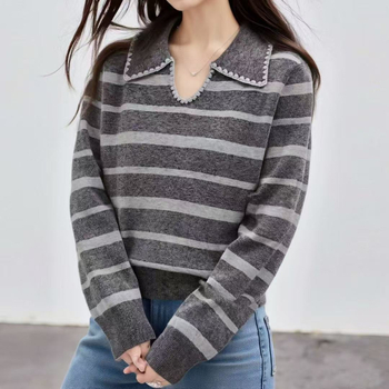 Csíkos kötött pulóver kerek nyakkal, hosszú ujjú, poliészter-akril keverék, őszi-téli kollekció.
