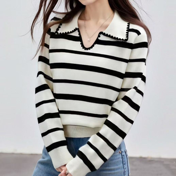 Csíkos kötött pulóver kerek nyakkal, hosszú ujjú, poliészter-akril keverék, őszi-téli kollekció.